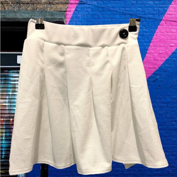 Pretty little thing white pleated mini side split tennis skirt. Size is US 4 - Picture 1 of 10